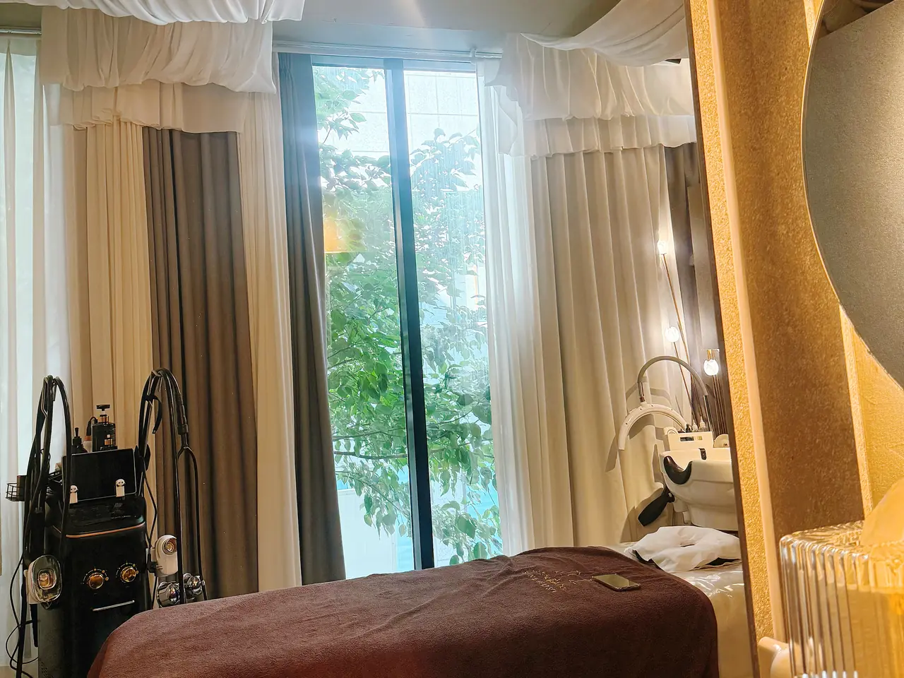 디엘라인 웰니스 헤드스파 강남 — 케어룸 — 골드 프레임 거울과 관리 기기