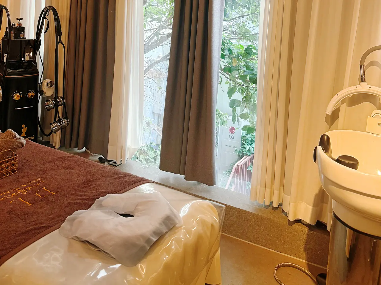 디엘라인 웰니스 헤드스파 강남 — 케어룸 — 창가 커튼과 샴푸볼